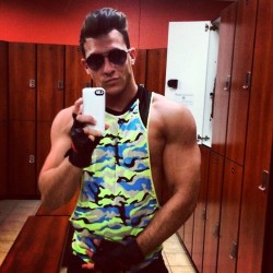 andrewchristian:  Stunting at the gym!  @therealkevinbenoit