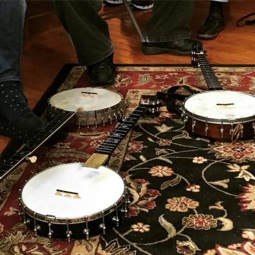 <p>You have to watch where you step at our house this weekend. #nashvilleclawhammercamp @clawhammerist @rileybaugus #banjo #banjocamp  (at Fiddlestar)</p>
