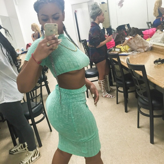 thicksexyasswomen:  thebiggest1:  Katt_leya aka queen katie  Side chick  