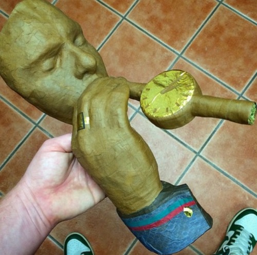 pettyspaghetti: higheramerica: Blunt rolled to look like a man smoking a blunt. Where is the video of them smoking this This too much