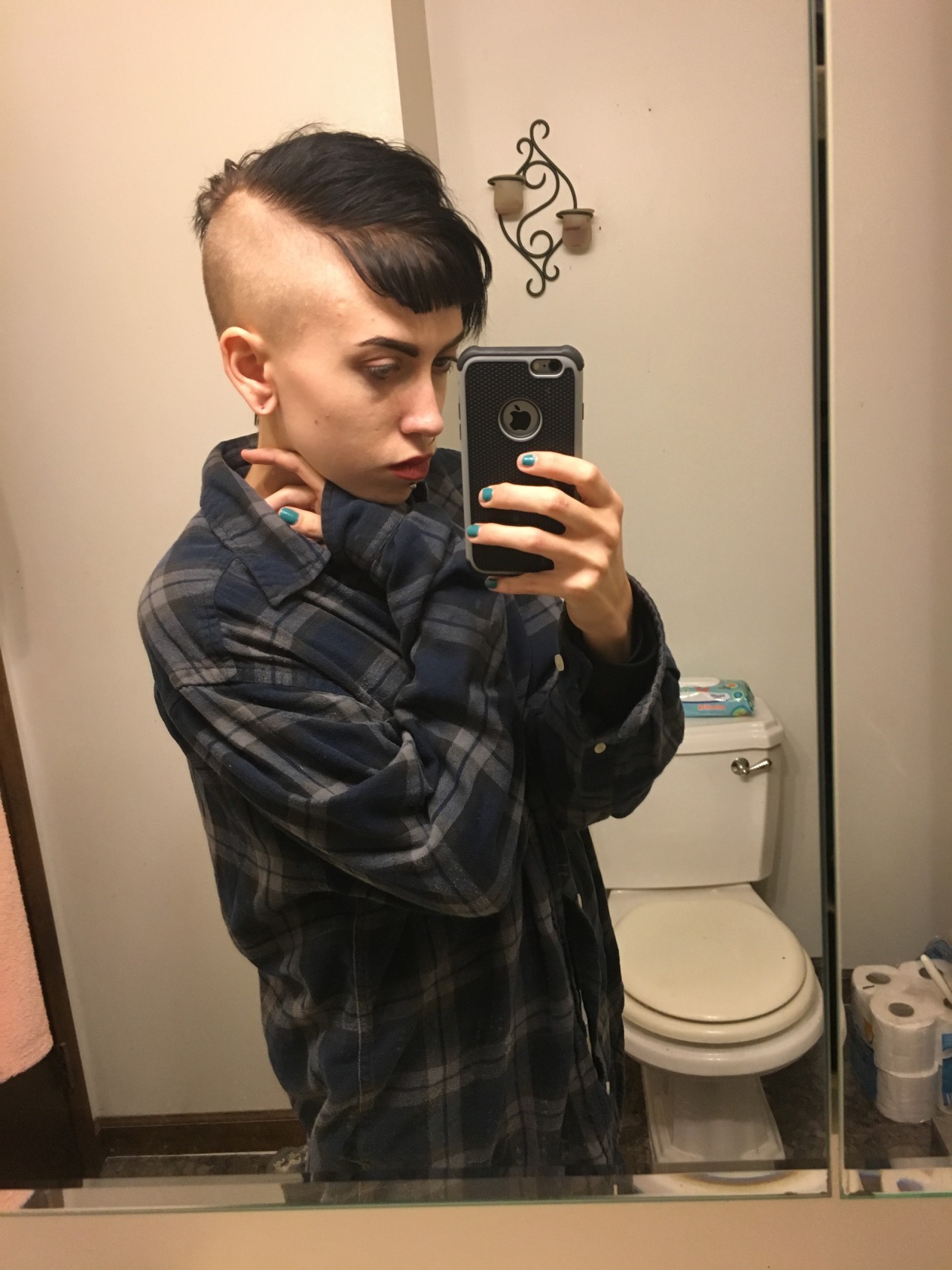 keepyouxvx:  Oh look I’m back in @kaoeclipse’s bathroom taking selfies.