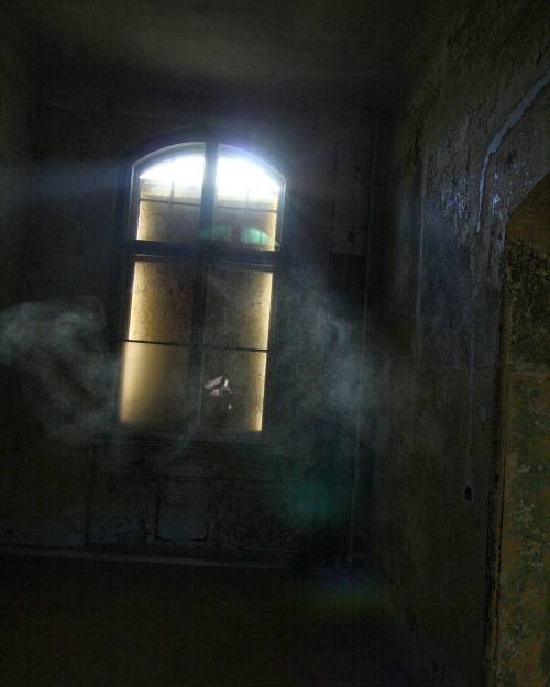 “Sundust” Room in a former sanatory #lostplaces #abandonedplaces #sanatorium #1910 #urba
