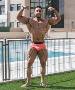 bladeyamagishi:  Hashem Al sahhaf   Handsome, mounds of muscles and a nice bulge completes the package - WOOF