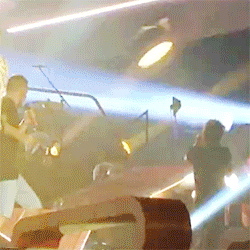 sweather-kitten-lou:  dailydoseofziam:  Louis tries to grab Liam’s mic, but ends up losing his own one. 16/08/14   🙊  Lol awe tiny pixi
