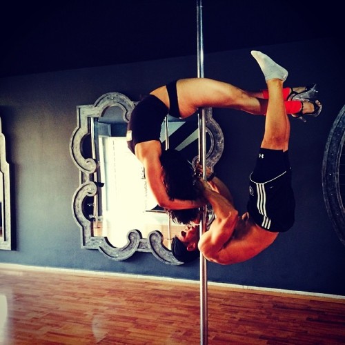 polefitnesscali:#polefitness #poledance #pose #fuerza #resistencia #quemacalorias #entrenoydiversion