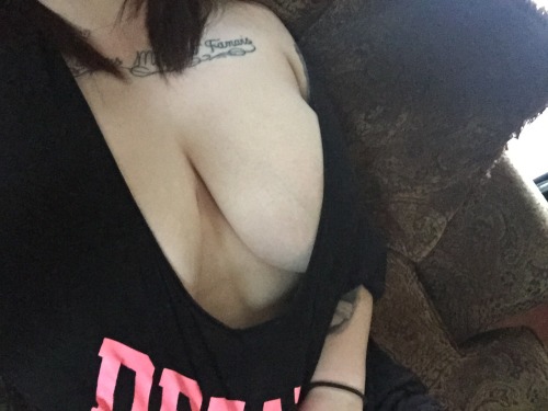 justmynoooodz:  Anyone wanna come suck my tits and eat my tight pink pussy? Just pull my top down and pull my shorts over and do as you please to me ;)