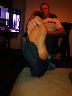 dallasfeet:  jamestmedak:  My toes are dirty, footpig. Fix that, right now.  Yes sir!