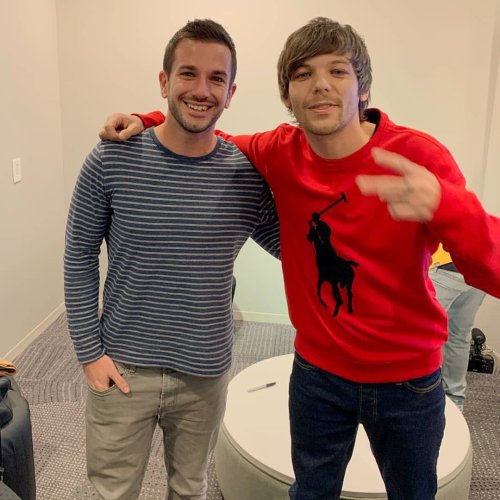 @BennettOnAir Look whose in our green room! Thanks for stopping by @Louis_Tomlinson
