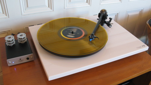 alberthuynh:  Such a beautiful turntable. I am obsessed. Photo by kenji ross. 