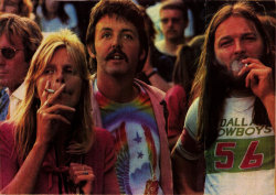 at0mheartmother:  everybodyneedspinkfloyd:  Paul and Linda McCartney with David Gilmour at Led Zeppelin show | 1975  SO MUCH CLASSIC ROCK IN ONE PICTURE 
