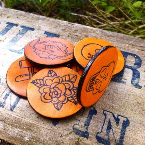 Nouveaux badges tout en cuir. #tattoosurcuir #badge #tattooedleather #cuir #leather #handmade #renar