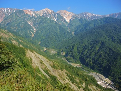 masahirov: strange-measure: 黒菱林道を走って来ました。 やあ絶景、ニホンの山っつう感じよねえ