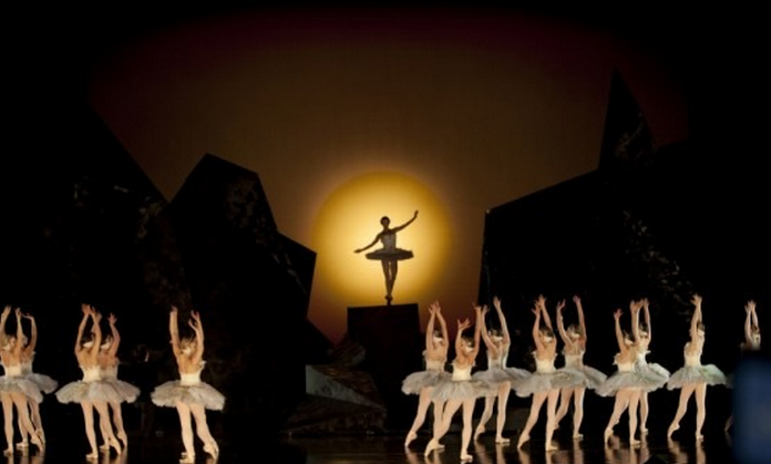 cinemagreats:   Black Swan (2010) - Directed by Darren Aronofsky 