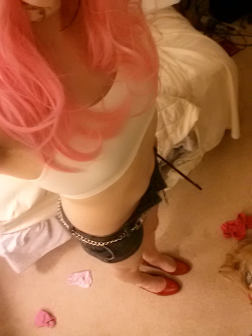 lil-uni:  Incomplete Poison Cosplay! Still waiting on the collar/arm bands, the chain for the hat, and I might go get new jean shorts I can tear up. I thought I would take a few pics! Streaming with it on at twitch.tv/unicorntrap <3