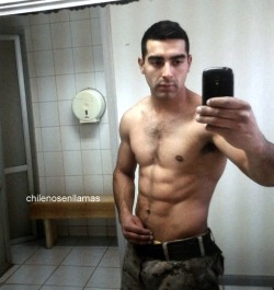 calentonscl:  chilenosenllamas:  Elías, 26 años. Macho militar caliente e infiel! Santiago.  Rico