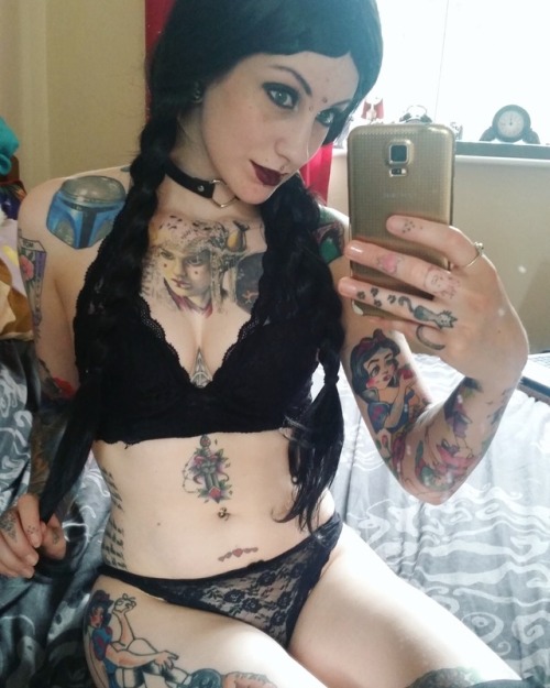 ink-paradise: gyarueleenacosplay: Almost at my next goal! thanku for all the support!  If you’