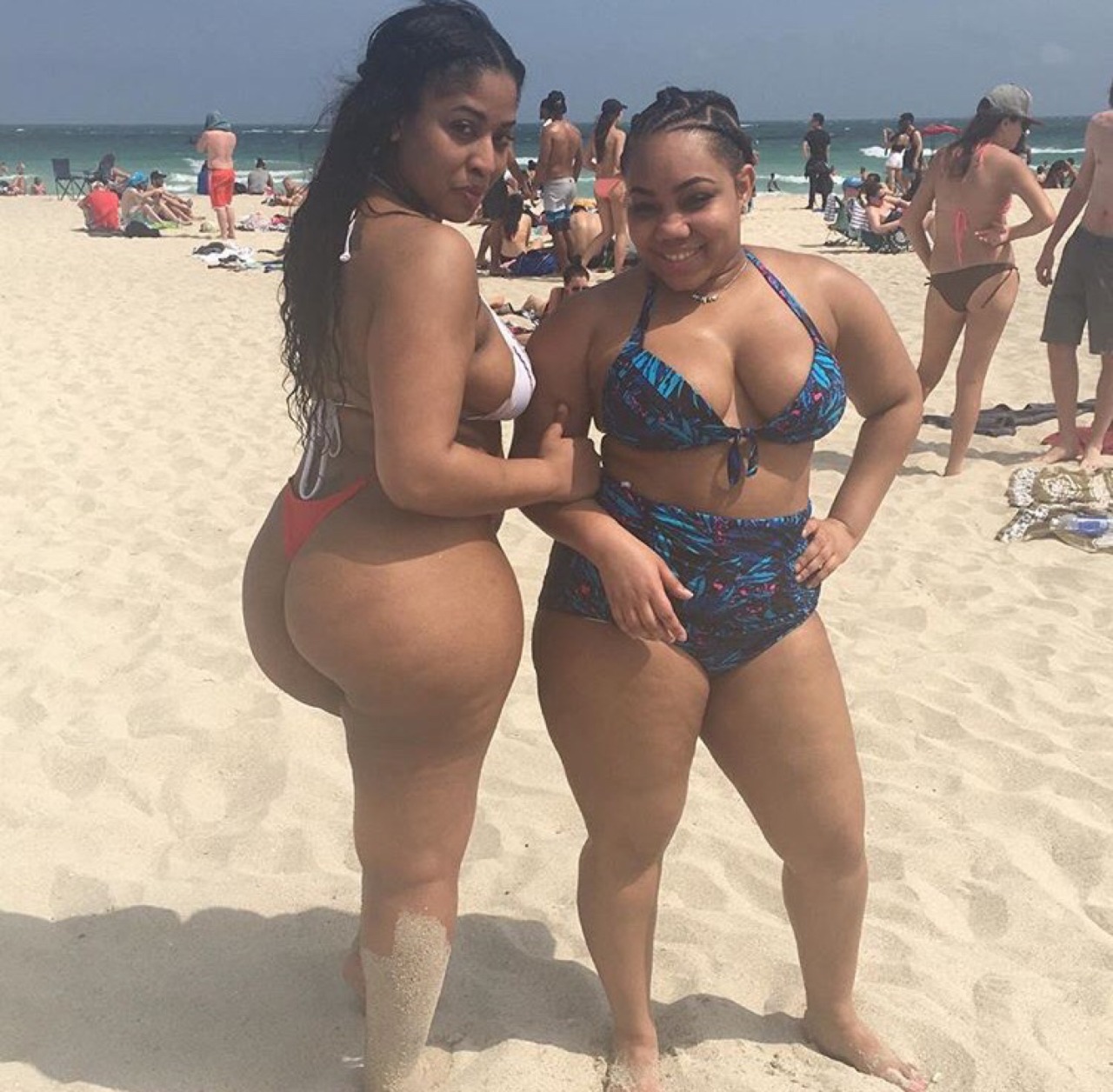bigbuttsthickhipsnthighs:  Thickness at the beach 