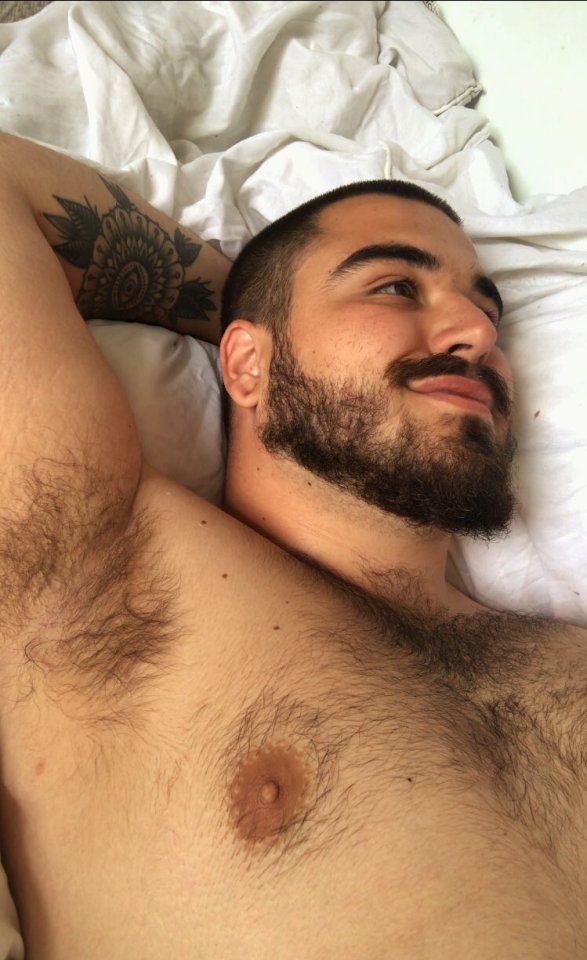 bear-hairy:Déjanos tu comentario 🐻. Rebloguea y comparte el contenido si te gustan las fotos. #Bear_Hairy