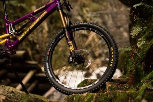 singletrackworld.com/2017/12/rocky-mountain-builds-custom-bike-for-wade-simmons/