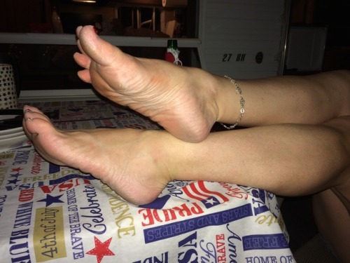 herhappyhubby: Toes and soles served up right. I wonder what’s for desert.