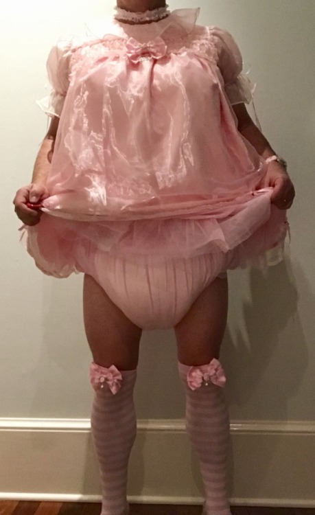 bulkydiaperboy:Pinky Pinky Pinky.  And of course, a babygirl has to have big diapers and pink plasti