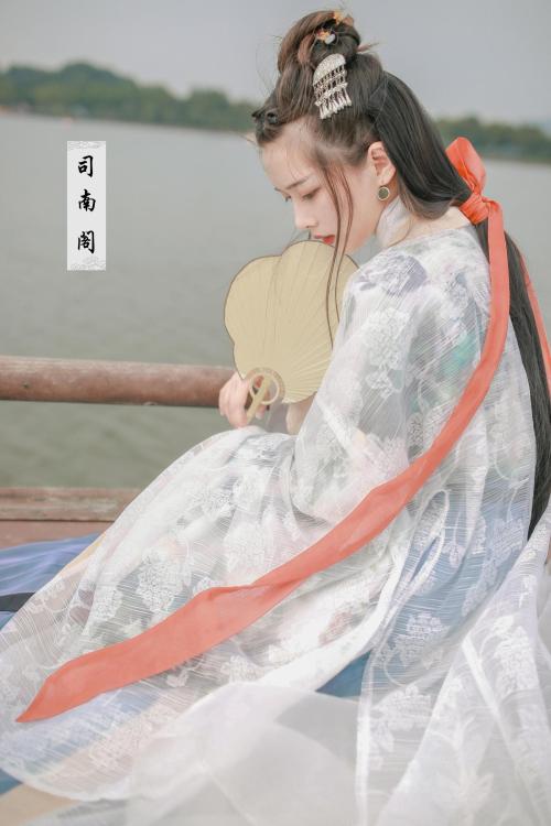 Traditional Chinese hanfu by 司南阁