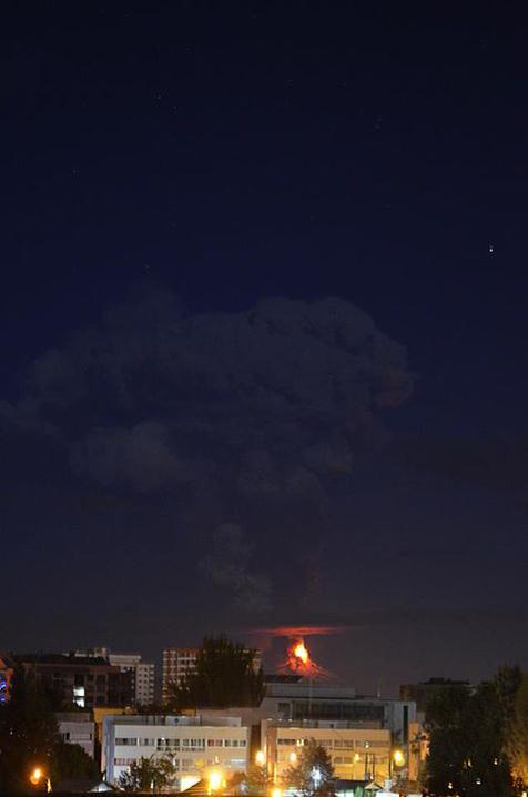 revistanarujodo:  Volcán Villarrica Erupcionó esta noche