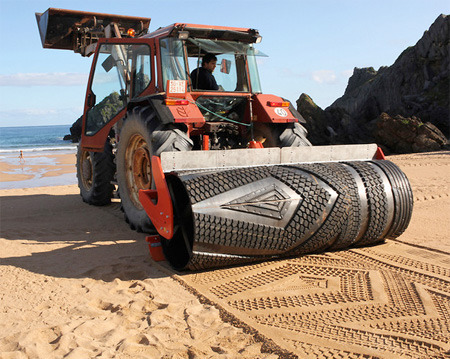 team-joebama:  odditiesoflife:  Sand Printing Machine Makes Beautiful Patterns on