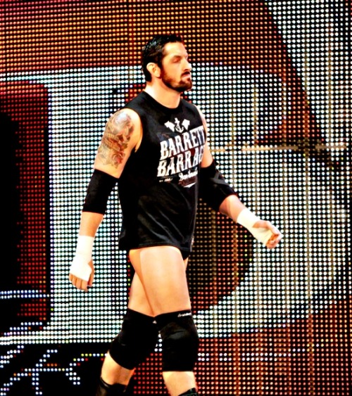 jennifersteele:  iaga:  wwe-4ever:  19+20 of 50 favorite pics of Wade Barrett ♛    So cruel of Wade to shove that thing in Justin’s face like that *shiver*  I wouldn’t mind being Justin in that first pic! ;)