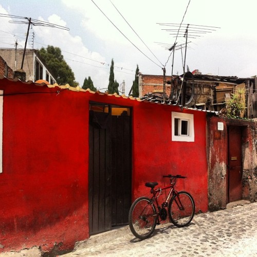 instabicycle:  Via @aocmp: #callejon #de #hornos #pueblo #bicicletero #coyoacan #bike #red #architec