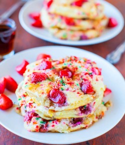 nom-food:  Strawberry funfetti pancakes