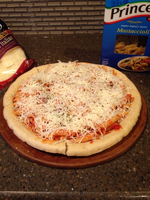 blue-eyed-hanji: typesetjez: Pasta pizza! I improvised the recipe and it turned out amazing! you are