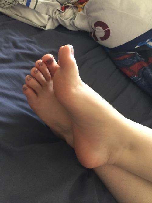 Sex ellessexyfeet:  Just resting bed feets pictures