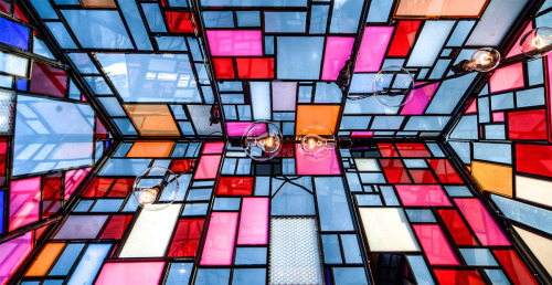 Stained Glass House Installed at Brooklyn Bridge Park.(via Tom Fruin’s Stained Glass House Installed