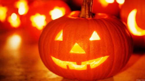 October is here!October - Victoria Bilsborough / Bilsy.coHappy Halloween - UnknownJack O’Lanterns - 