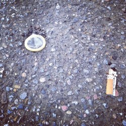 hsnuiv:  Quel che resta di un incontro vissuto male #condom #cigarette #sex #failure 