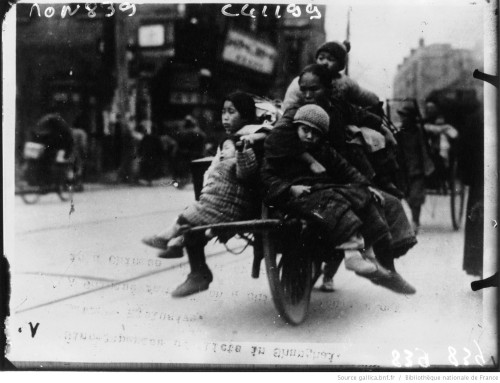 Une famille chinoise fuyant Shanghaï  en 1932. Agence de presse Mondial Photo-Presse. Source: Biblio