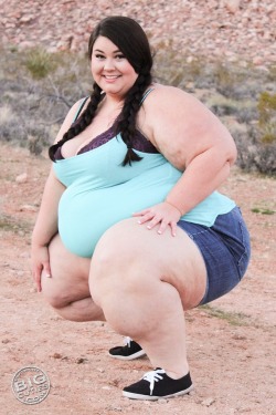 obesity-is-the-new-beauty:  caitidee: ‪Look at this fatass pretending to hike 😉 see pictures and video of me at Red Rock Canyon in Vegas @ http://caitidee.com‬ facciamo una passeggiata?ok, ma dopo mangia il doppio per recuperare le calorie perse