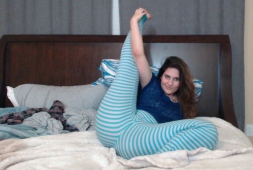 thickleggz:  astoldbyclitliquor:  Whooty got cakes  Click here for more Thick Leggz.    Submit your Leggz HERE!