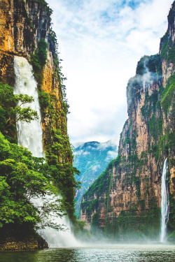 trilithbaby:  wnderlst:  Sumidero Canyon, Mexico | Travis White  Places I’d rather be  i&rsquo;m not a strong swimmer, and i&rsquo;d probably bash my head on a rock, but damn that looks fun to jump into