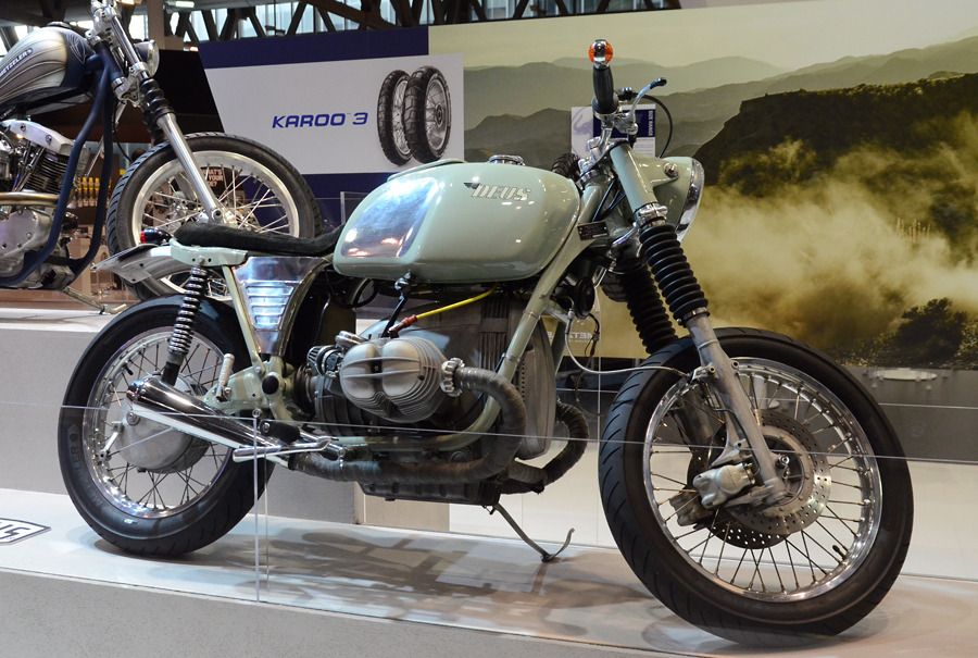 nakajima46works:  BMW Custom in EICMA EICMAミラノショーで見かけたBMWカスタム達。3年前まではまったくなかったカスタムBMWが、ここ数年で急激に増えていて、ちょっとしたブームになっているそうです。カスタムのクオリティは様々ですが、日本では見る事のできないようなカスタムもあって面白いです。左上のアルミ外装のモノレバーR65はミラノのRadikal