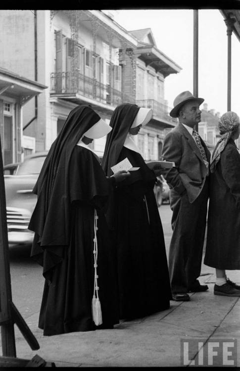 Line to vote in New Orleans(John Dominis. 1952)