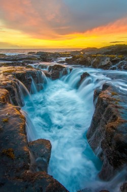 theconversationalhypnosisblog:  landture:  Keahole Puka Sunset by konaloha  I luv beautiful pictures 