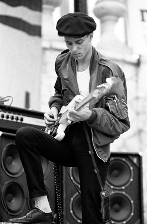 colecciones:A young Paul Simonon playing the bass. Photo by Youri Lenquette.