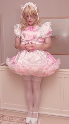 chateaufemmeuk:  Sissy maid cleaning, then