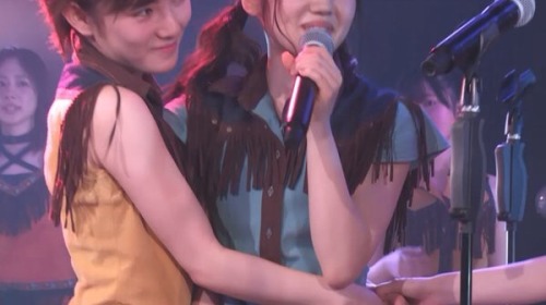 justthinkwhatimean1: Naachan ran away from Komi and back to Yuuchan( waifu ) ~~ ❤️❤️❤️