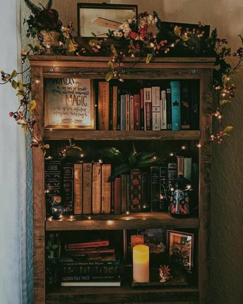 pussikatelovesautumn:I love the vibe of this shelf :)