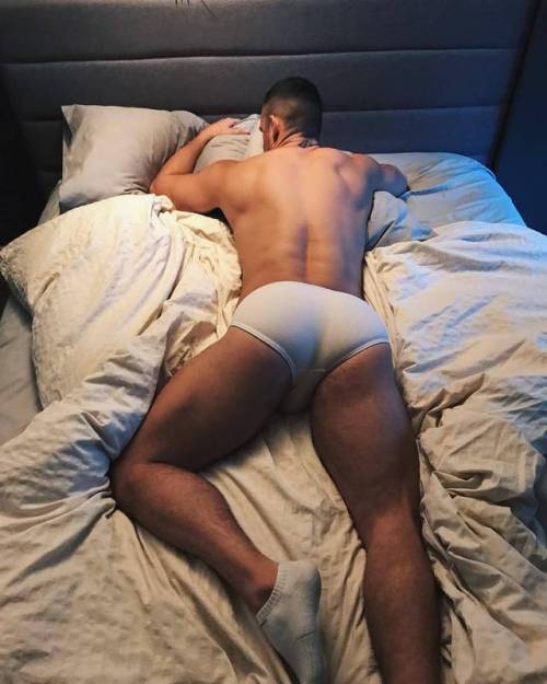 crazyforbigbottoms:  Pra você sonhar e bater uma punheta bem gostosa pensando nessas bundas masculinas super mega deliciosas! Até a língua fica salivando de desejo…