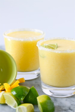 do-not-touch-my-food:  Pineapple Mango Vodka Smoothies