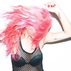 thecoveteur:  Pink hair, don’t care. Cc